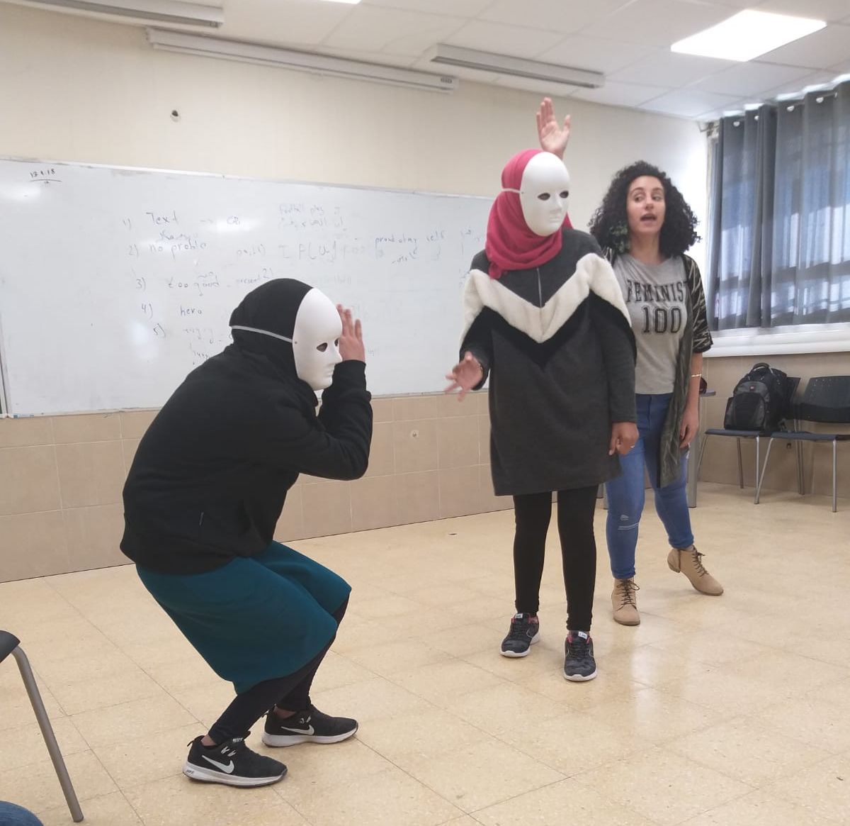 הנערות מאום בטין בסדנת תיאטרון עם השחקנית סמירה סרייה (צילום: יח''צ)